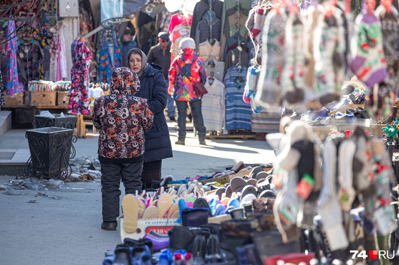Рынок в центре города: торговля идёт не бойкая, но всё работает