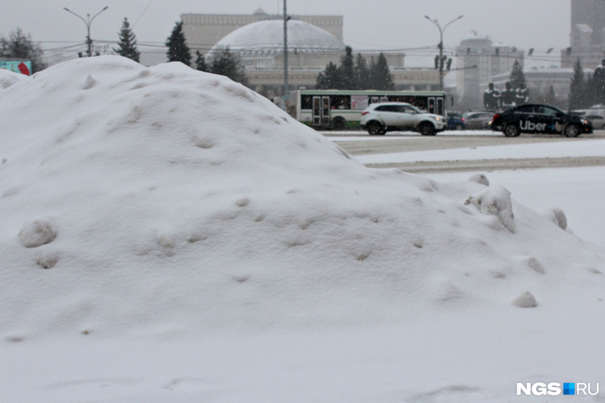 Говорящий сугроб. Норильск завалило снегом 2020. Сугробы в городе. Сугробы снега в городе. Сугробы в Новосибирске.