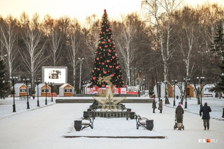 Новогоднюю ярмарку и елочный базар разместили на центральной аллее парка рядом с 20-метровой елкой