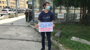 «Самый жестокий и абсурдный процесс»: новосибирец устроил пикет у ФСБ в поддержку журналистки Прокопьевой