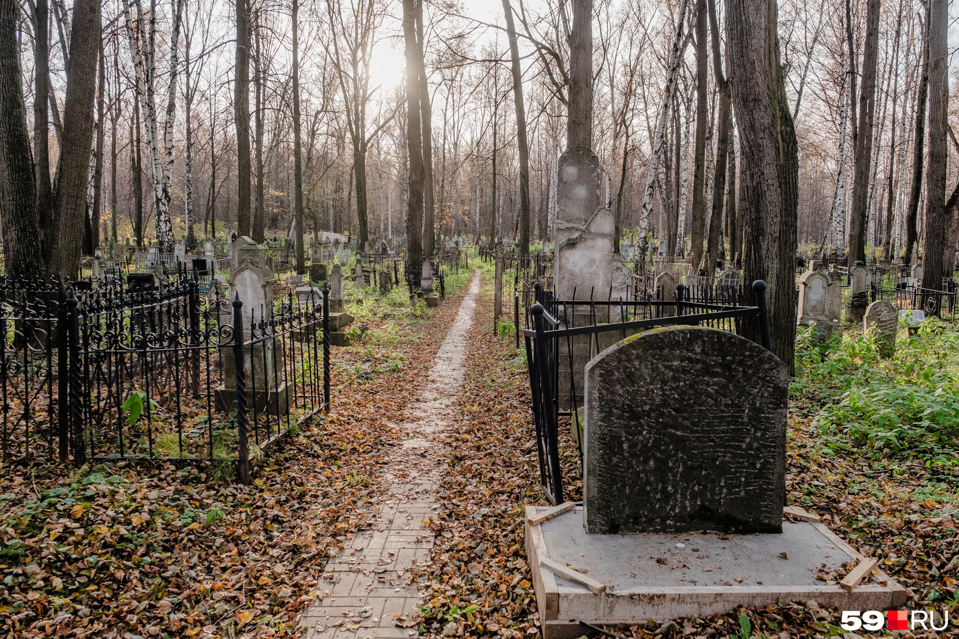 Как часто россияне ходят на кладбища и что считают самым важным при посещении погостов