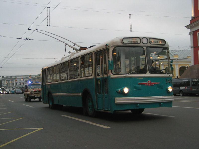 Так модель ЗиУ-5 без литеры «Г» выглядела в годы своей работы. На фото — музейный троллейбус на параде ретроавтомобилей в Санкт-Петербурге, 2005 год