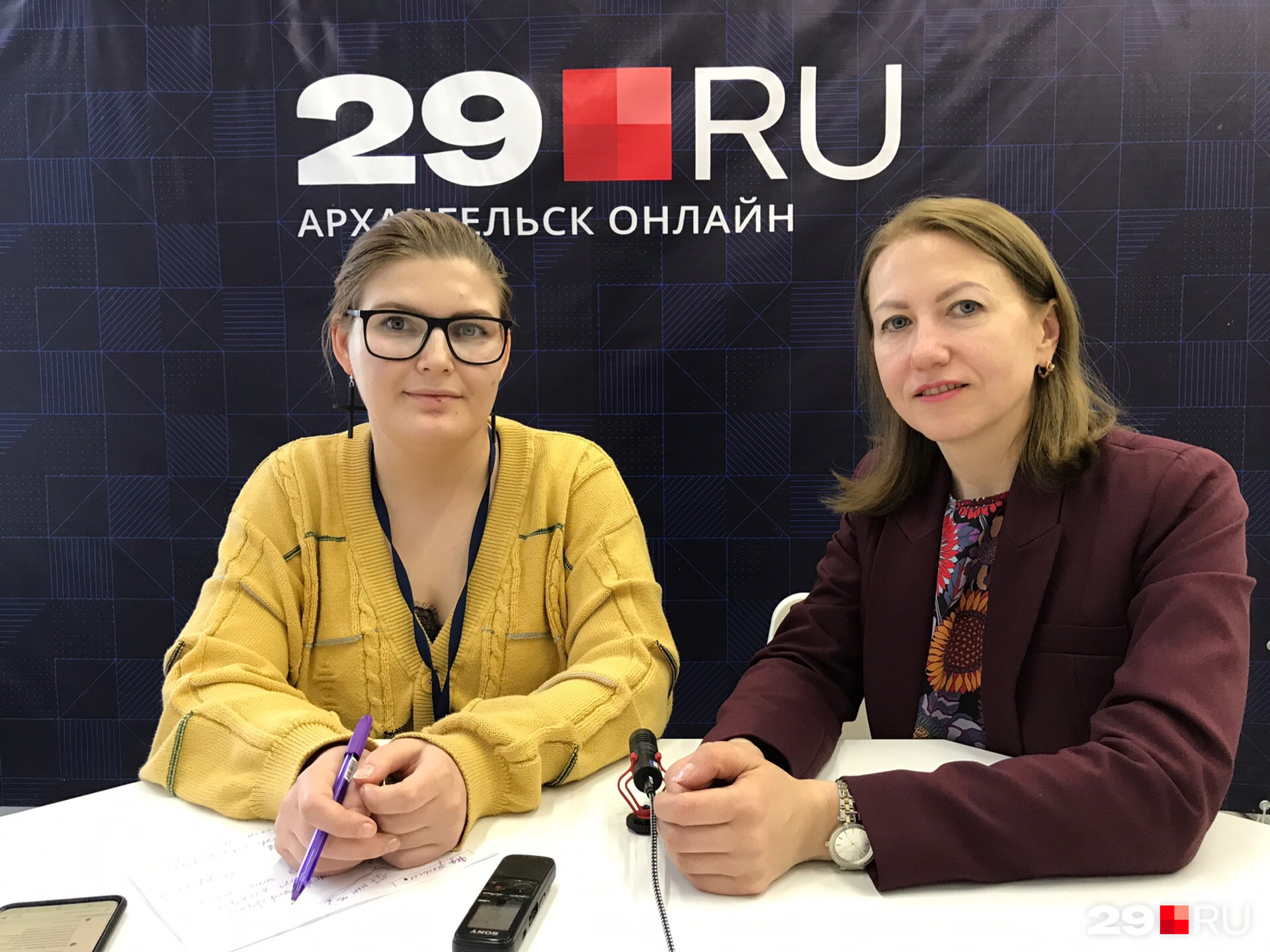 Ольга Худякова (слева) в прямом эфире рассказывала о том, как будет устроено общественное обсуждение проектов благоустройства