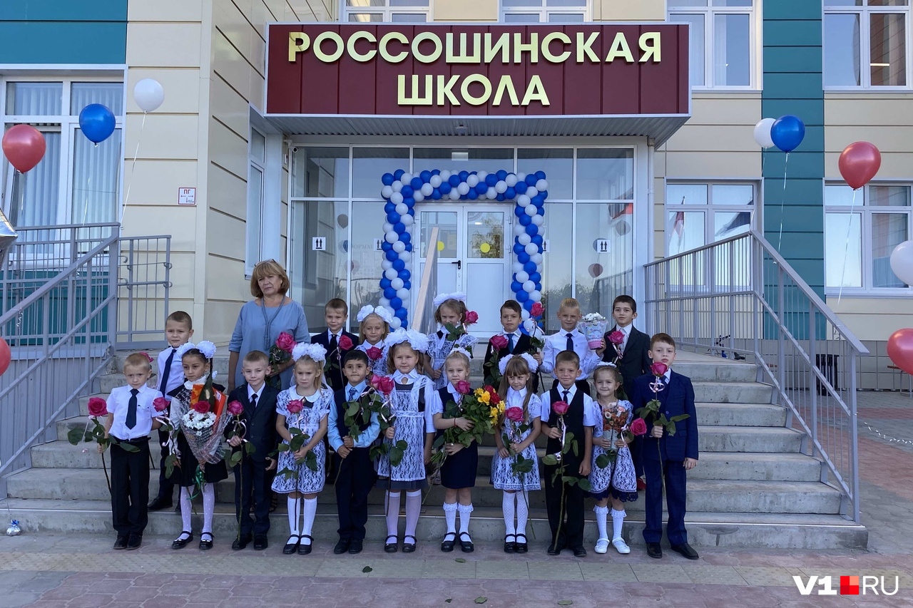 Школа номер 1 волгоград. Волгоград Городищенский район поселок Степной школа. Школа Россошки Волгоград. Школа 1 Волгоград. Современные школы в Волгограде.