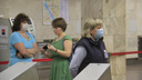 «Включают всё своё обаяние»: сотрудницы метрополитена начали убеждать пассажиров покупать маски