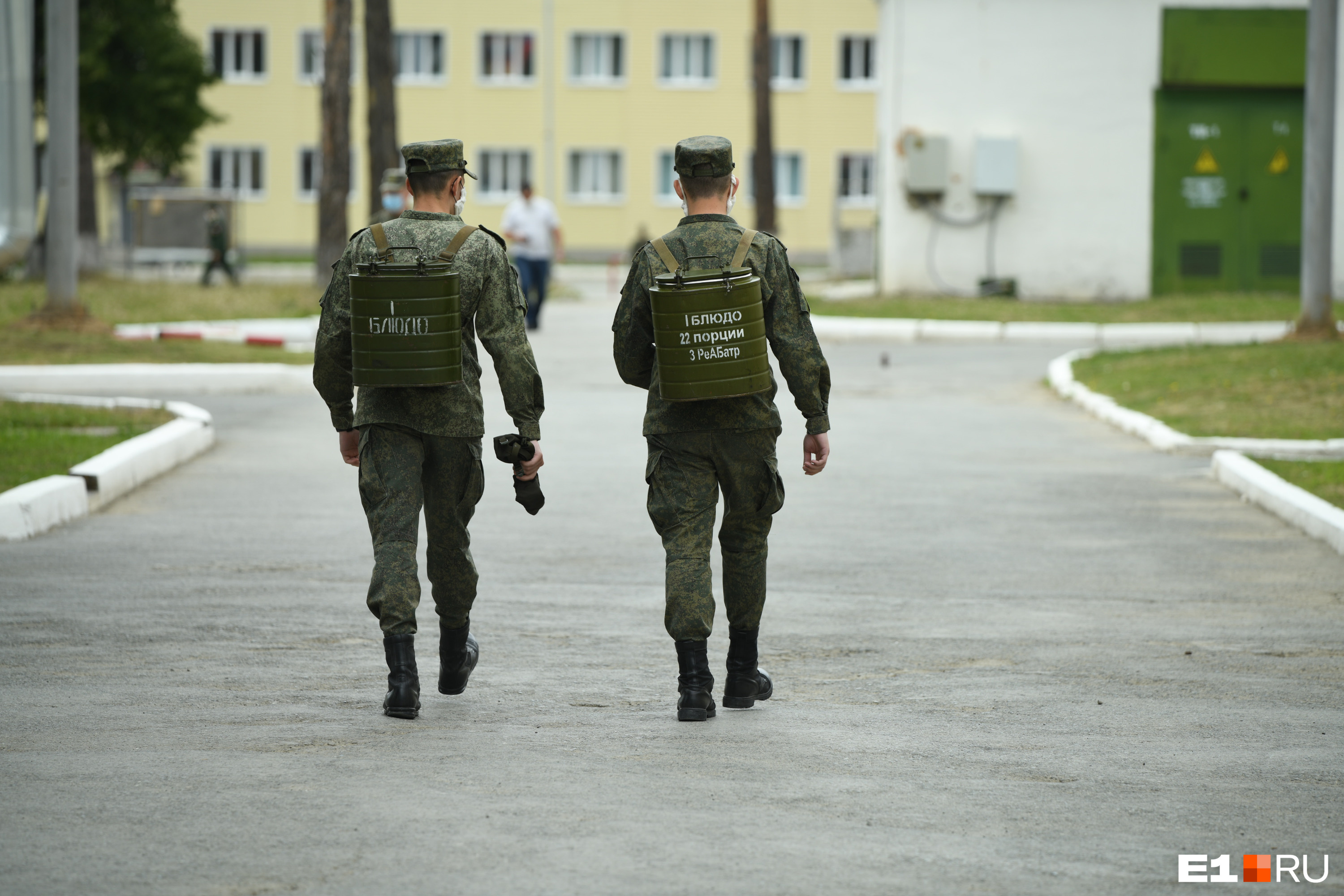 В Екатеринбурге военкоматы снова начали рассылать повестки: фото