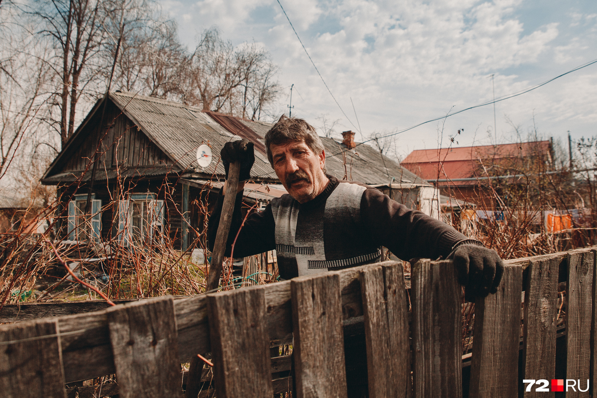 Саркис приехал в Тюмень из Армении. После 15 лет работы на комбинате вышел на пенсию. В свободное время занимается огородом