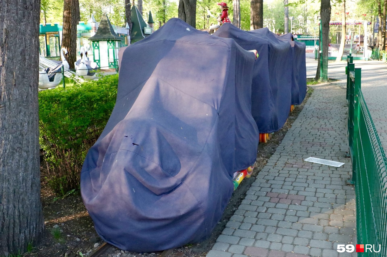 Паровозик ждет своего часа под тентом Паровозик ждет своего часа под тентом