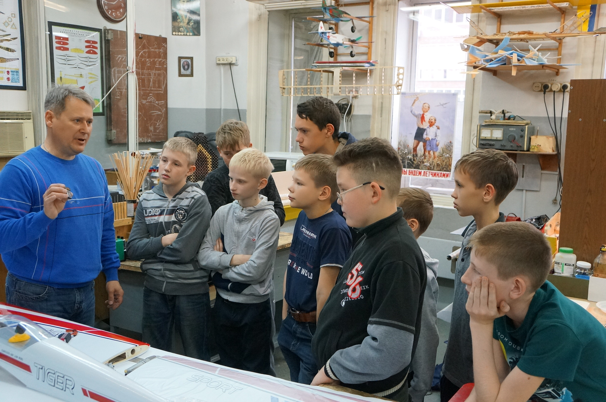 В авиамодельной лаборатории дети изучают основы конструкции и аэродинамики летательных аппаратов