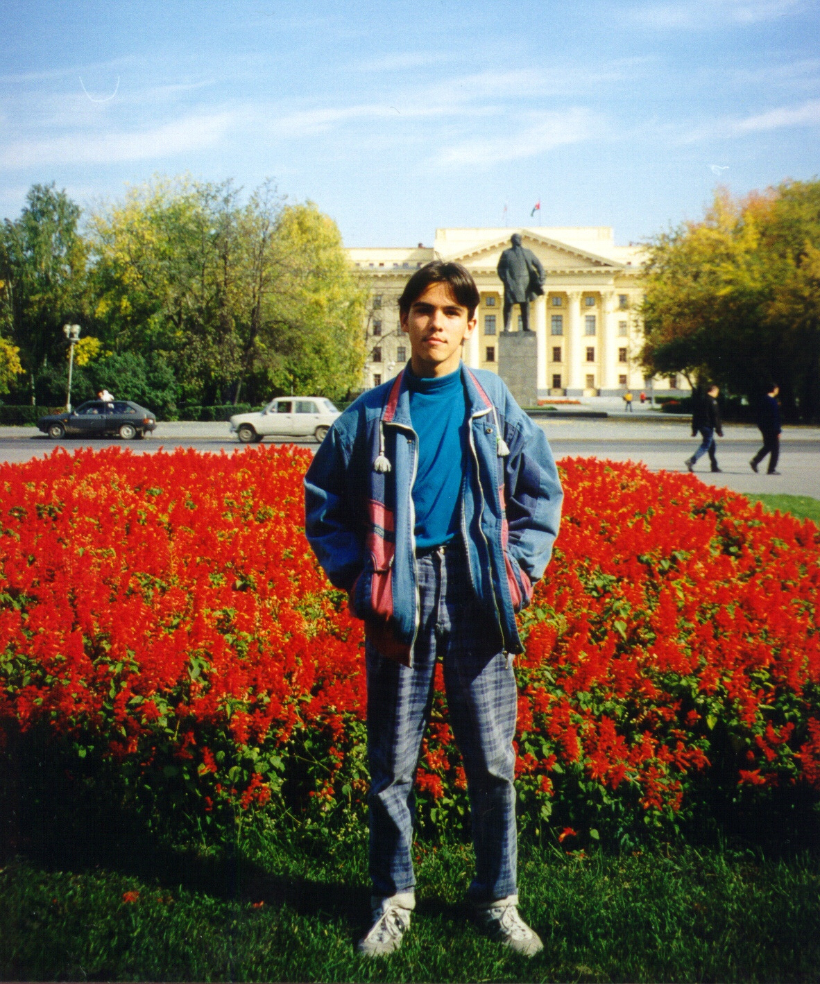 Евгений Шаров в 1995 году на Центральной площади Тюмени (в простонародье «плаха» или площадь Ленина) Евгений Шаров в 1995 году на Центральной площади Тюмени (в простонародье «плаха» или площадь Ленина)