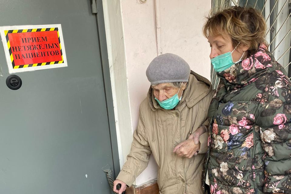 За проведенные в больнице две недели старушка стала для медперсонала родной За проведенные в больнице две недели старушка стала для медперсонала родной