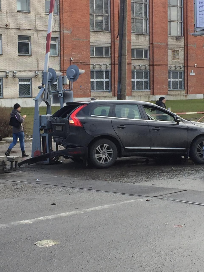 Гонщик» на Ford догнал Volvo на переезде у «Старой Деревни» и едва не сжег  машину - 2 марта 2020 - ФОНТАНКА.ру