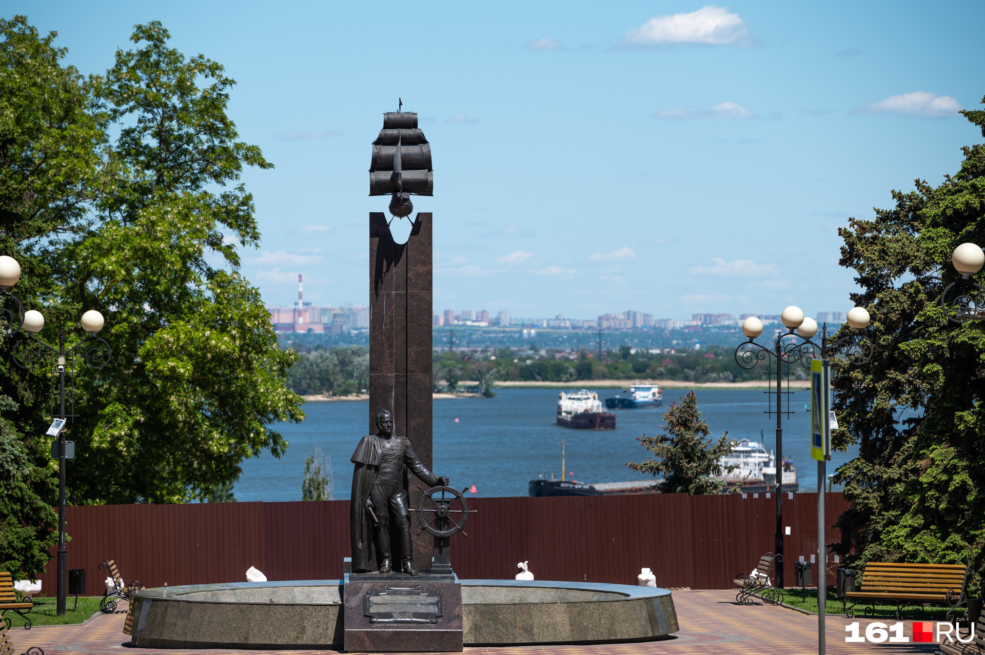 И смотровая площадка, и памятник адмиралу Михаилу Лазареву. За ними — вид на реку Азовку, но к ней вернемся позже