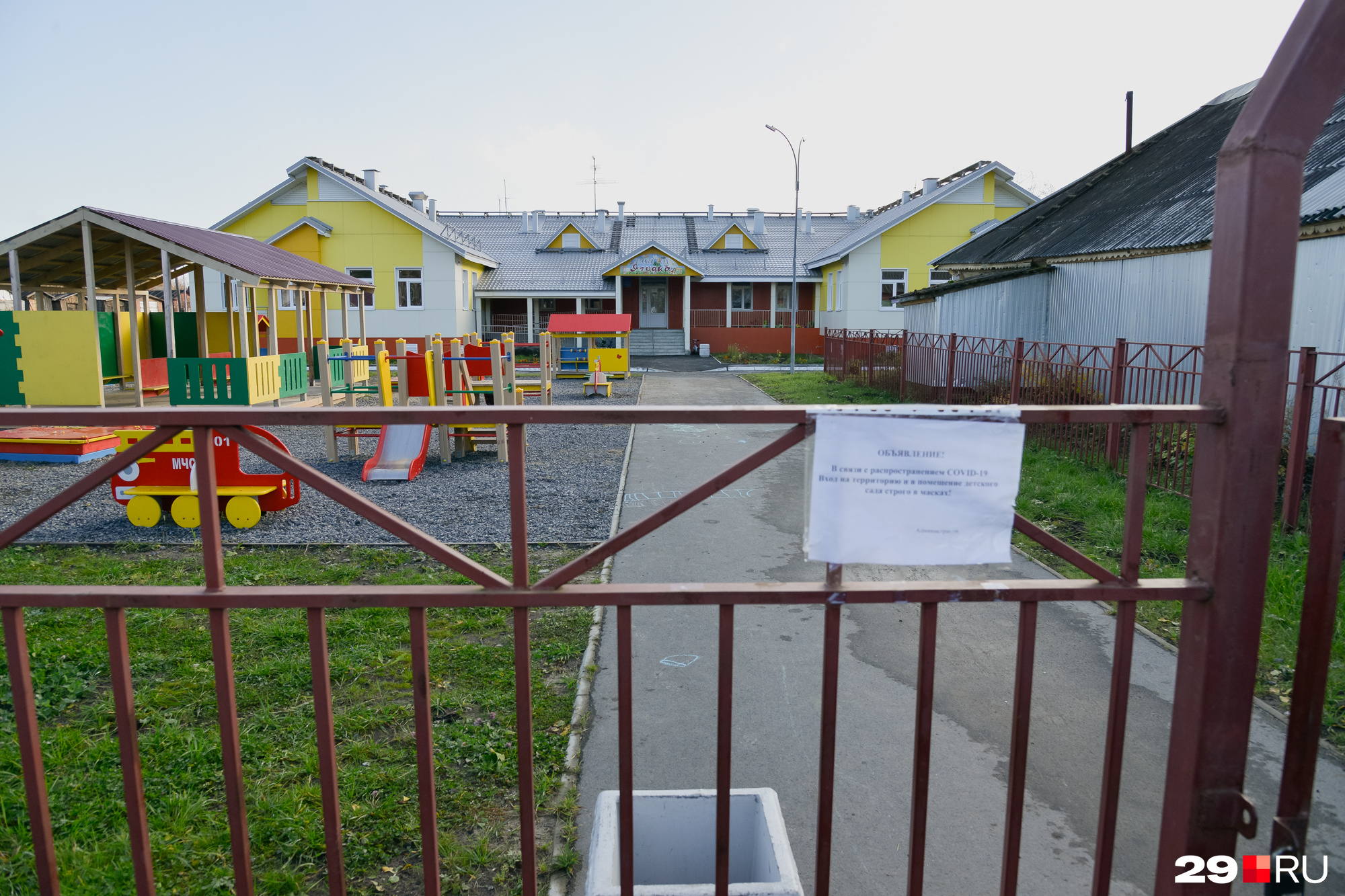 Детский сад местных жителей радует. Но они обвиняют его строителей в том, что разбили центральную дорогу в поселке