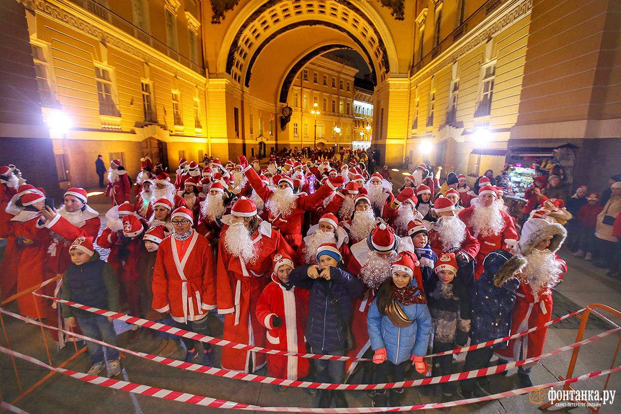 В тот же день Деды Морозы пробежались по центру Петербурга<br><br>автор фото Павел Каравашкин / «Фонтанка.ру»