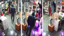 Мужчина с ножом напал на флориста в цветочном магазине Новосибирска — ограбление попало на видео