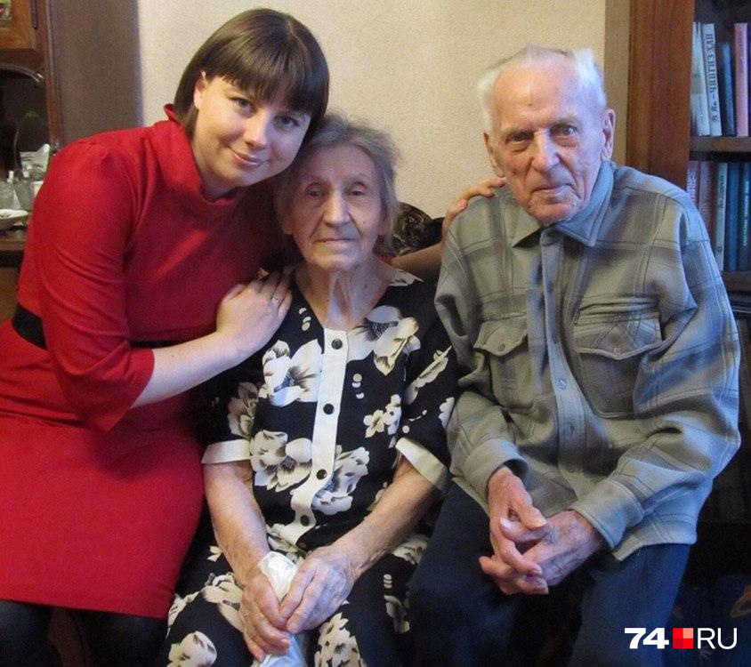 Они ушли из жизни с разницей в год. Этот снимок от 1 января 2013 года — последнее фото Юлии с бабушкой и дедушкой