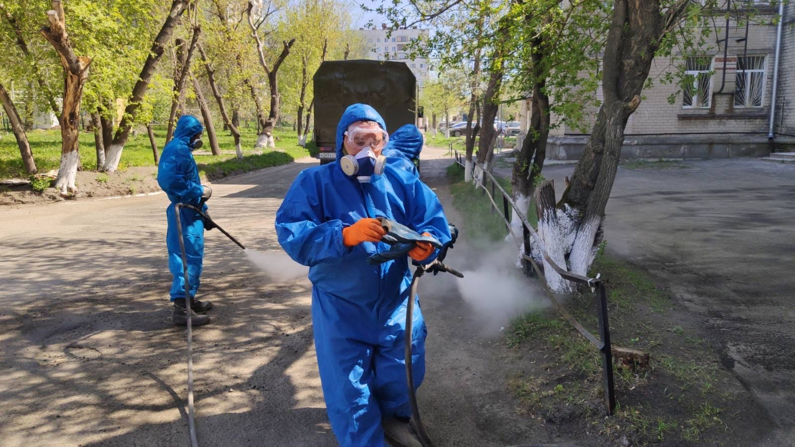 Территорию больницы обработали с помощью специальной паровой установки Территорию больницы обработали с помощью специальной паровой установки
