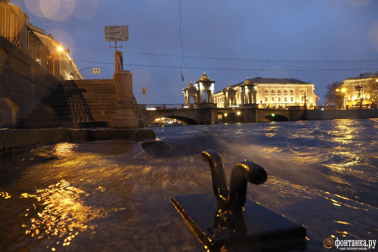 Ветер в санкт петербурге сегодня. Наводнение в Питере на набережной реки Смоленки. Шторм в Санкт-Петербурге. Нагонные наводнения в Санкт-Петербурге. Наводнение в Санкт-Петербурге 2005.