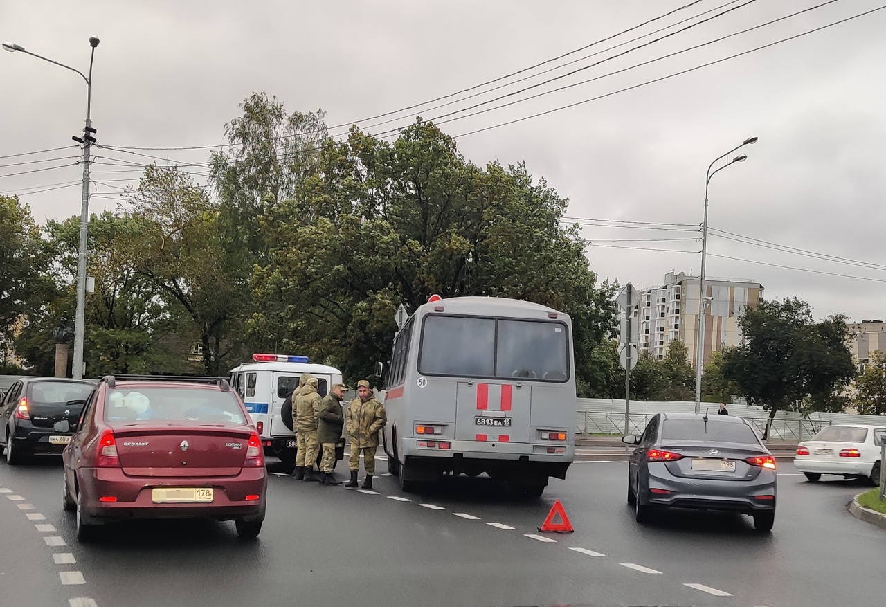 Спорный круг в Красном Селе: ДТП с автобусом силовиков попало на видео - 18  сентября 2020 - ФОНТАНКА.ру