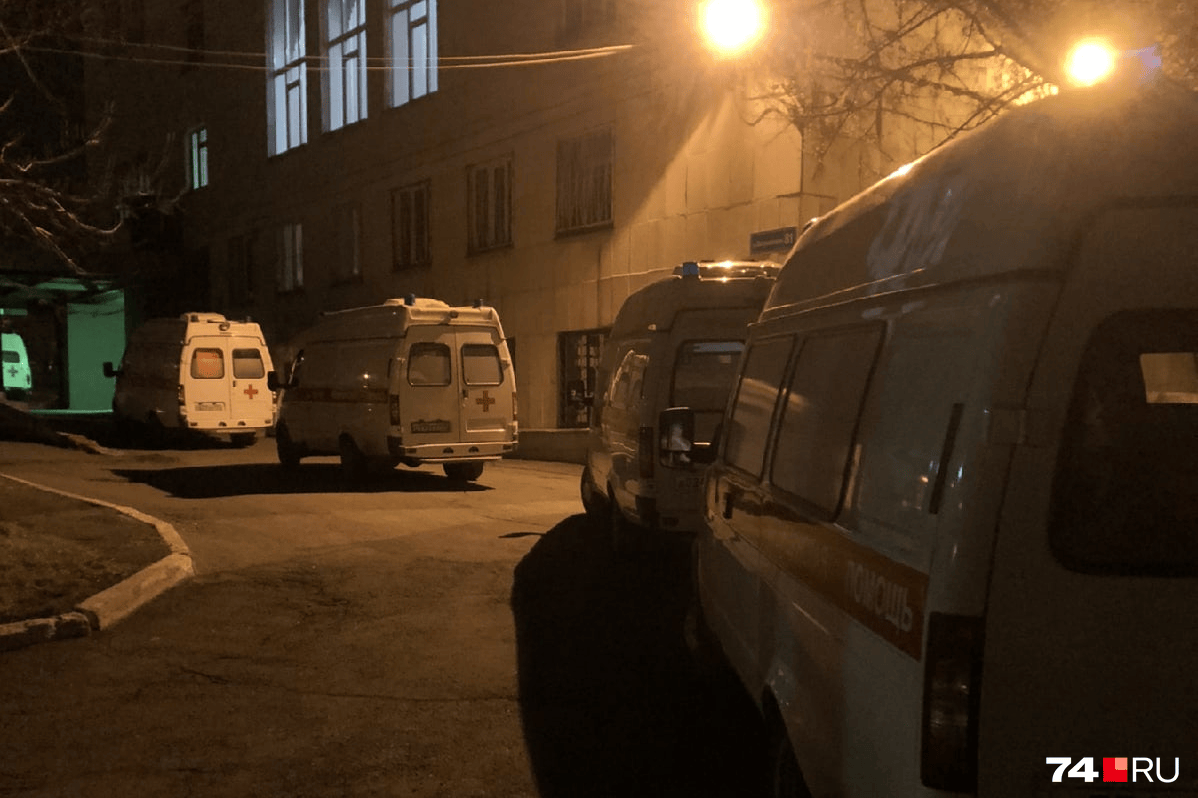 Сейчас доставленные на скорой сотрудники «Трубодетали» ждут осмотра в пульмонологическом центре ОКБ № 3 Сейчас доставленные на скорой сотрудники «Трубодетали» ждут осмотра в пульмонологическом центре ОКБ № 3