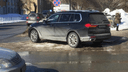 Чудаки недели: BMW X7 припарковался на встречке, а Camry ЕЕЕ захватила тротуар