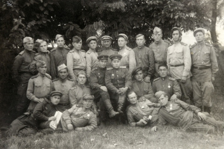 На этом снимке запечатлена 96-я танковая бригада. Эти солдаты участвовали в форсировании Днепра, Буга, Днестра и Дуная. Николай Александров — четвёртый слева во втором ряду<br>