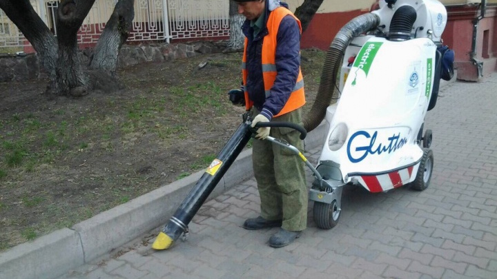 «Убирает даже стеклянные бутылки»: в Красноярске создали дешевый аналог уличного пылесоса