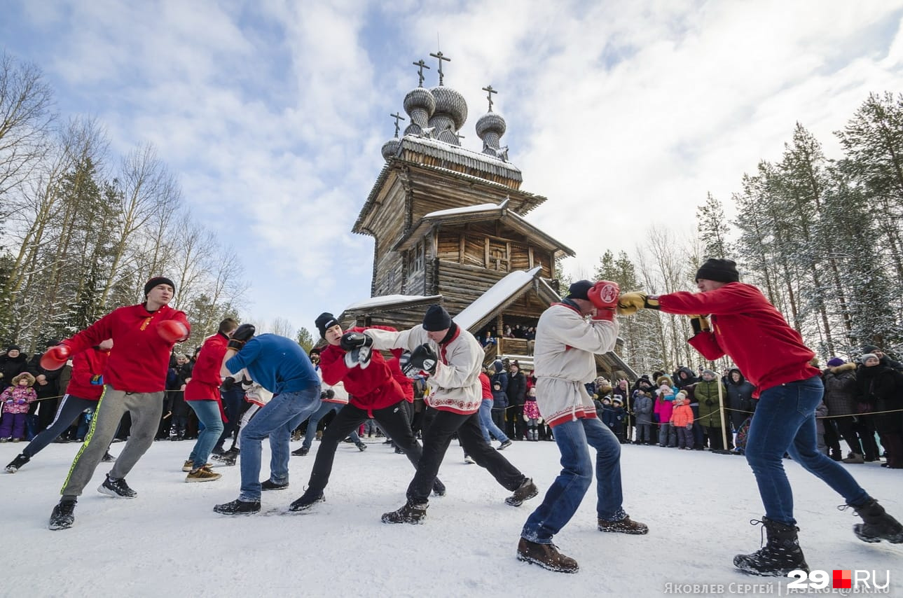 В Архангельске своя атмосфера — кулачные бои на фоне старинных деревянных церквей