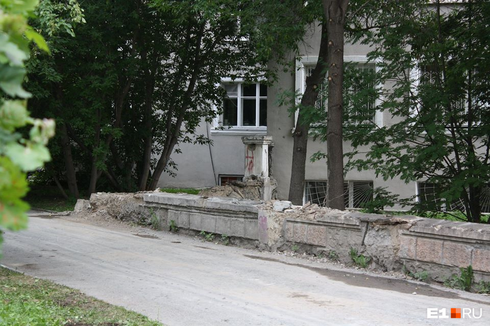 По словам Евгения Бурденкова, подобные ограды — это остатки свердловской старины