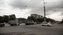 Место в Новосибирске, где 4 ряда превращаются в один — водители давятся, кто быстрее пролезет