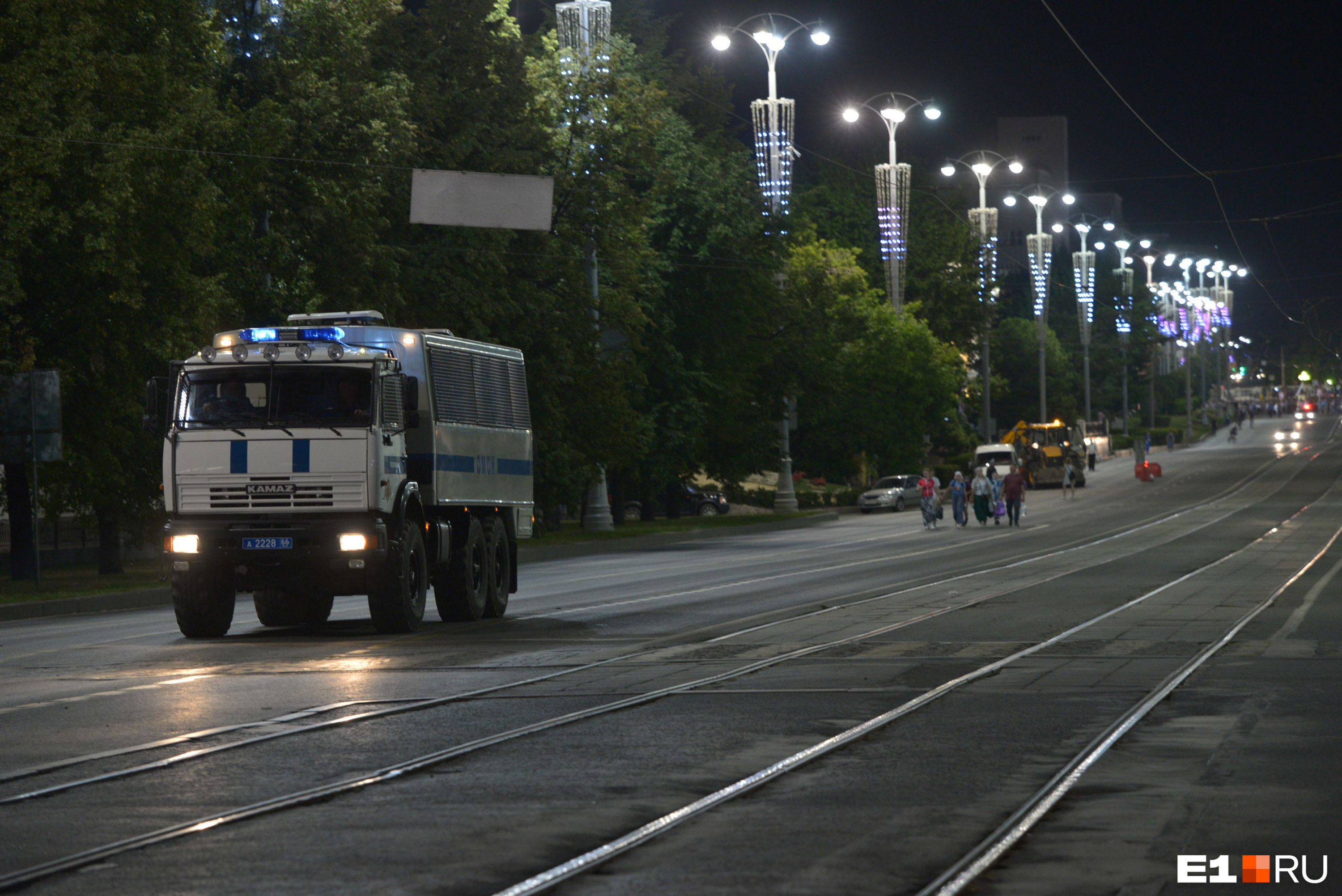 Крестный ход от Храма на Крови сопровождали автозаки ОМОНа и машины полиции