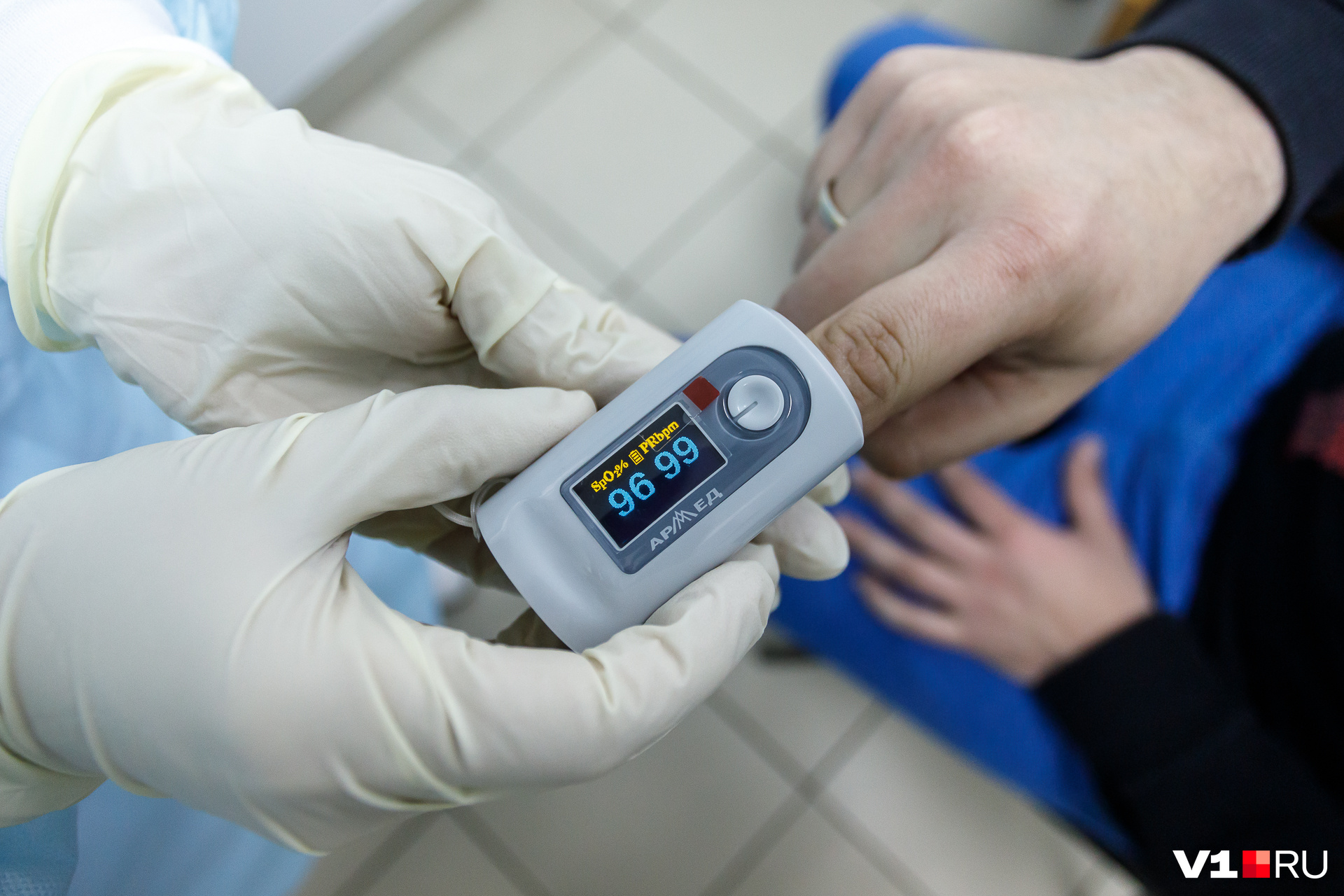 Пульсоксиметр определяет уровень кислорода в крови (сатурацию)