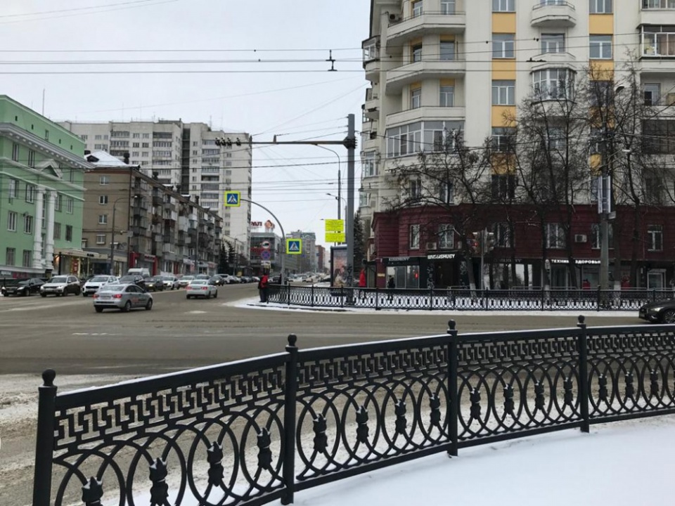 Сейчас перейти проспект Ленина на этом участке напрямую невозможно, до конца года здесь должен появиться пешеходный переход<br>