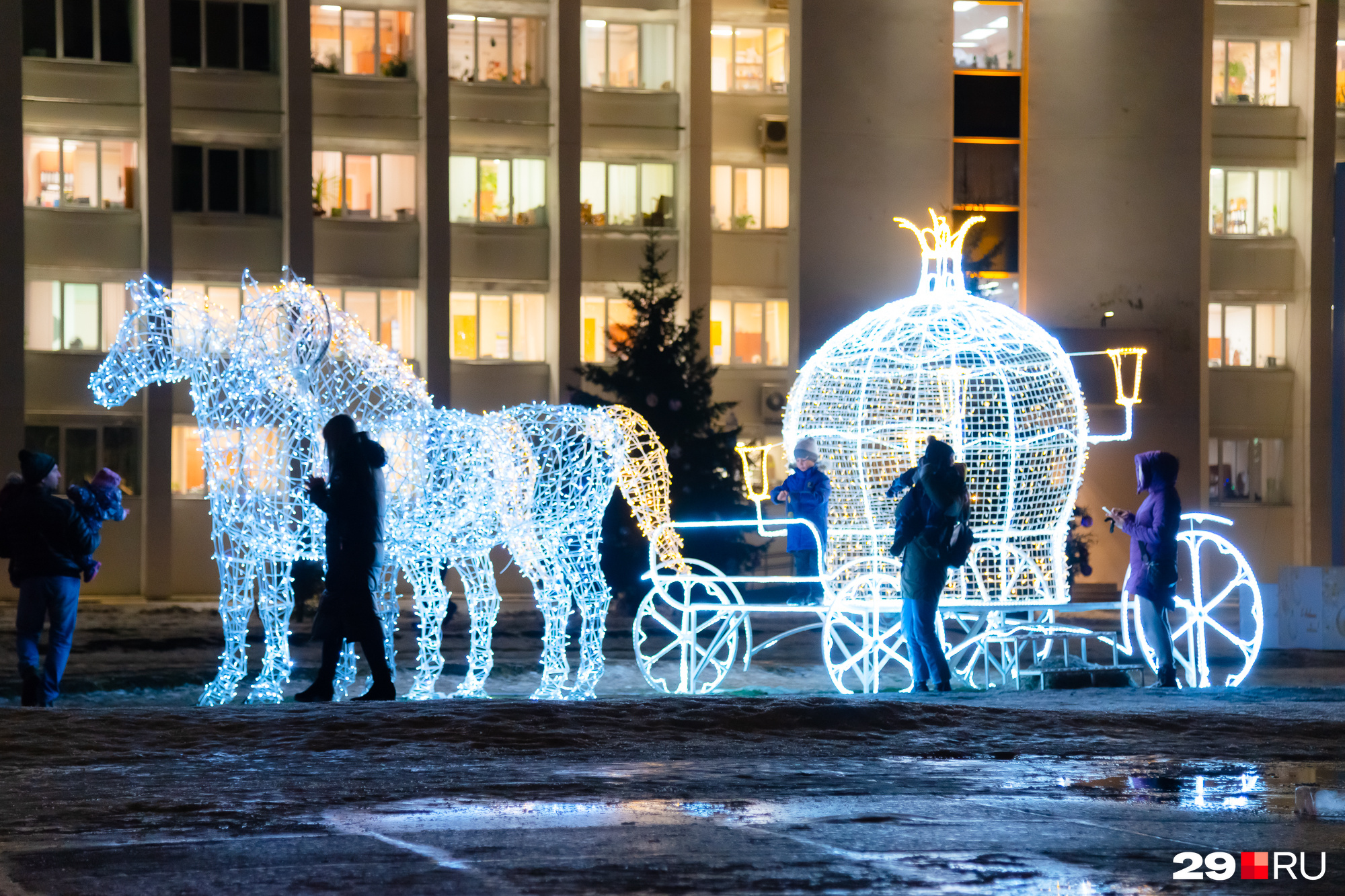 Новый год мончегорск 2024. Архангельск 2022. Новогоднее украшение города. Новогодние украшения для улицы. Украшение города к новому году.