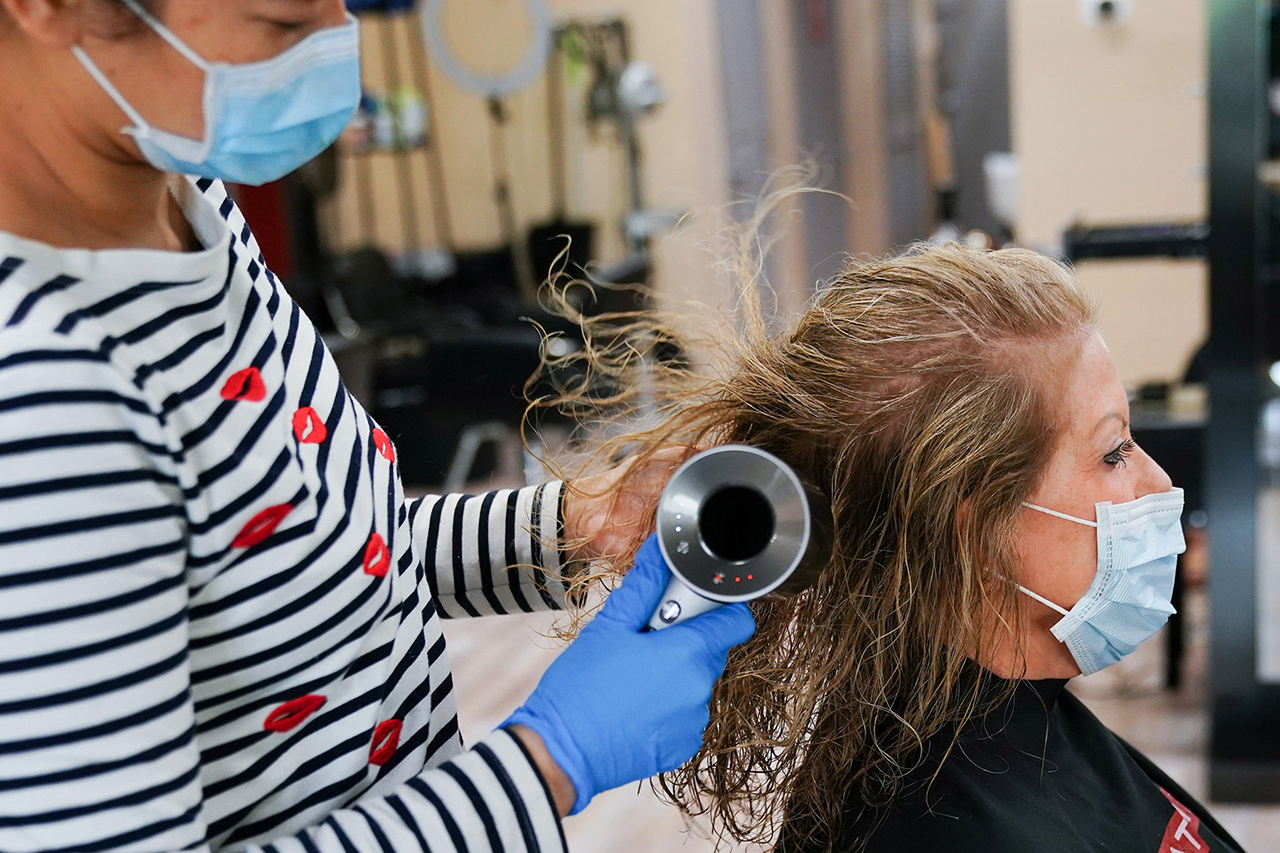 С 8 мая в Техасе разрешено открыться парикмахерским, маникюрным и косметическим салонам