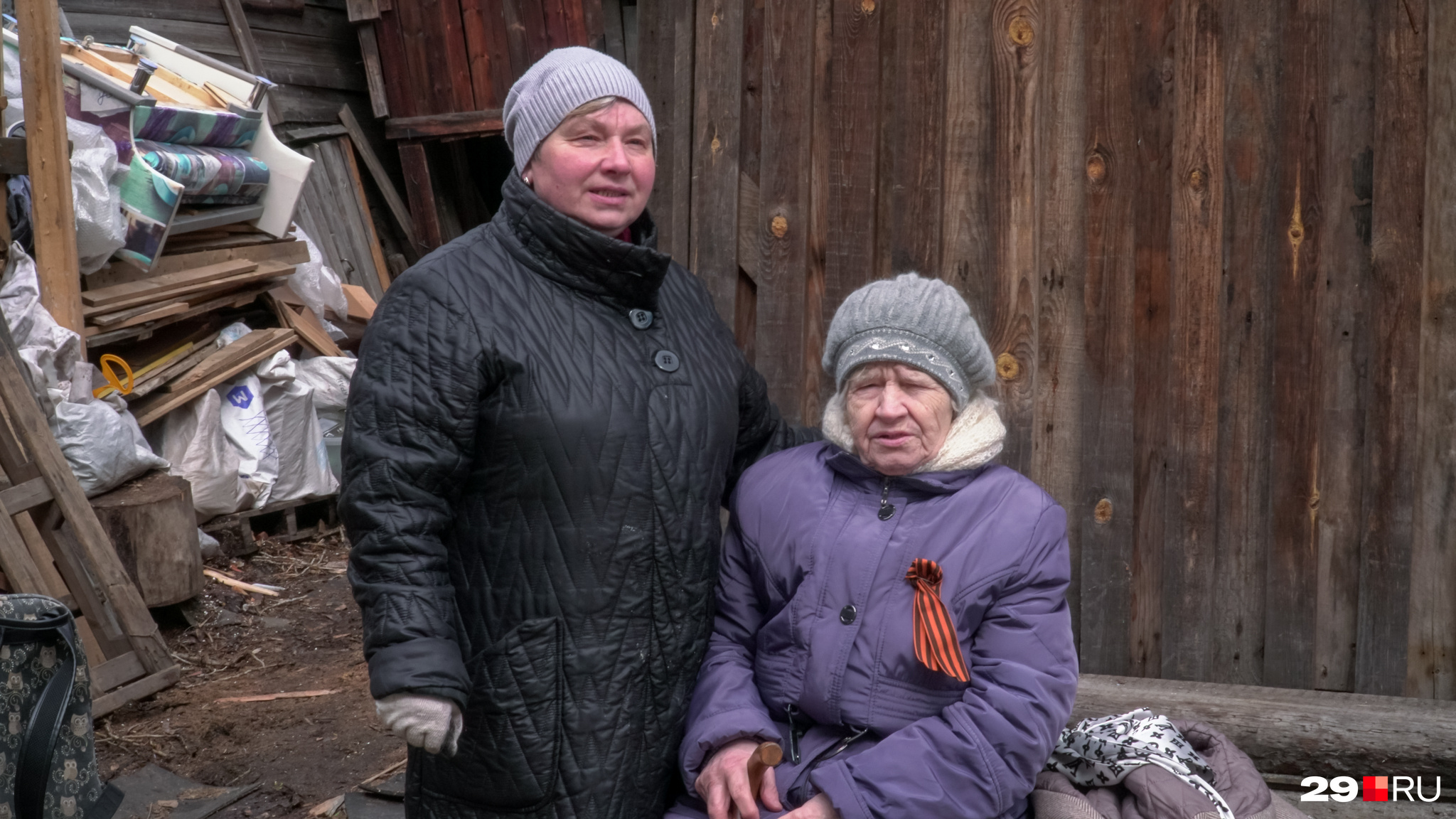 Татьяна и ее мать Зоя Петровна возле уцелевших сараев, которые стоят рядом со сгоревшим домом