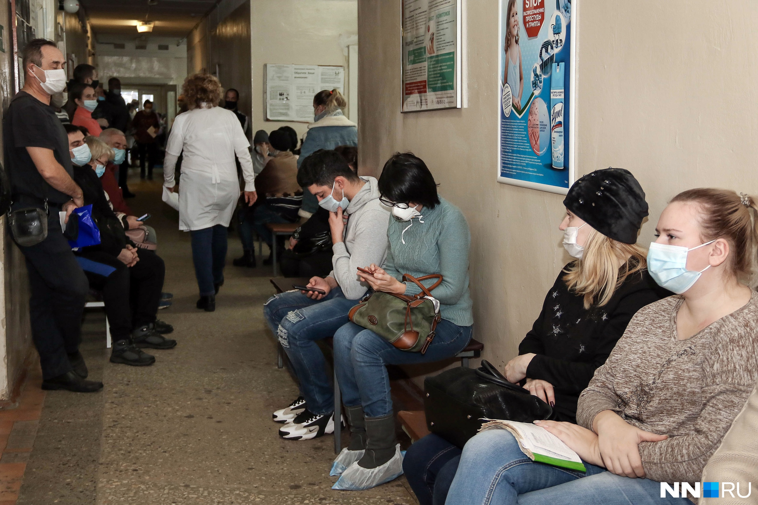 Дистанция в полтора-два метра здесь не соблюдается. Стоять часами у больных просто нет сил, все хотят сесть Дистанция в полтора-два метра здесь не соблюдается. Стоять часами у больных просто нет сил, все хотят сесть