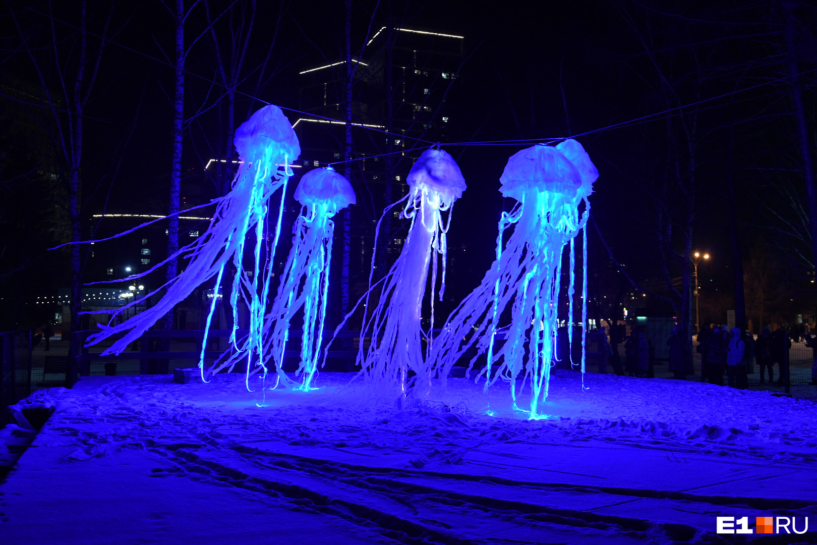 На фестивале каждый сможет найти арт-объект себе по душе. Например, эти светящиеся медузки — проект движения «Город первых» из Первоуральска
