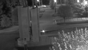 «Это сделали юноша и девушка»: осквернение памятника на Мичурина сняли на видео