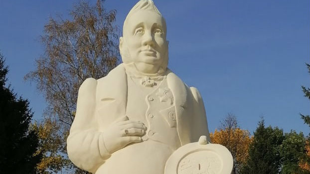 В Ярославской области на городской площади поставили гигантскую фигуру чиновника