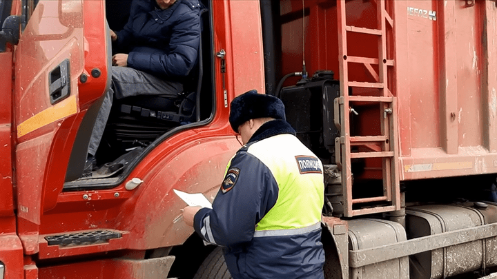 Полицейские оштрафовали красноярцев, устроивших гонки на КАМАЗах