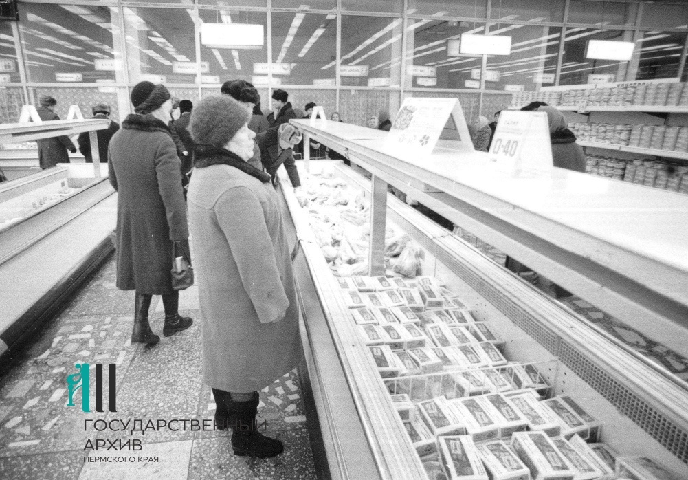 Покупатели у витрин со свежеморожеными овощами в «Универсаме», 22 ноября 1983 года