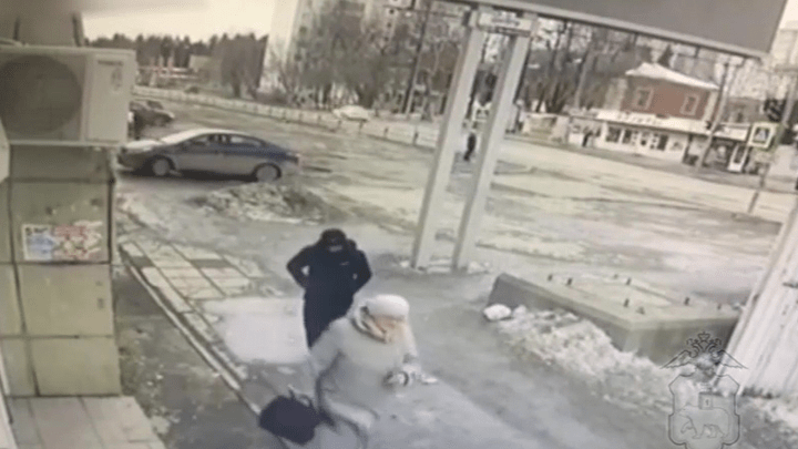 В Перми прохожие задержали мужчину, который напал с ножом на пенсионерку