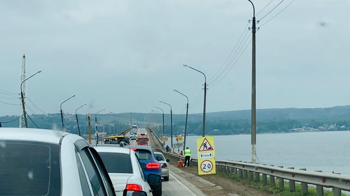 Пермяков просят воздержаться от поездок по Чусовскому мосту из-за пробок