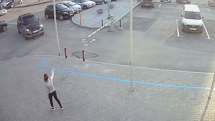 Водителя пытались остановить: появилось еще одно видео безумного тарана у цирка