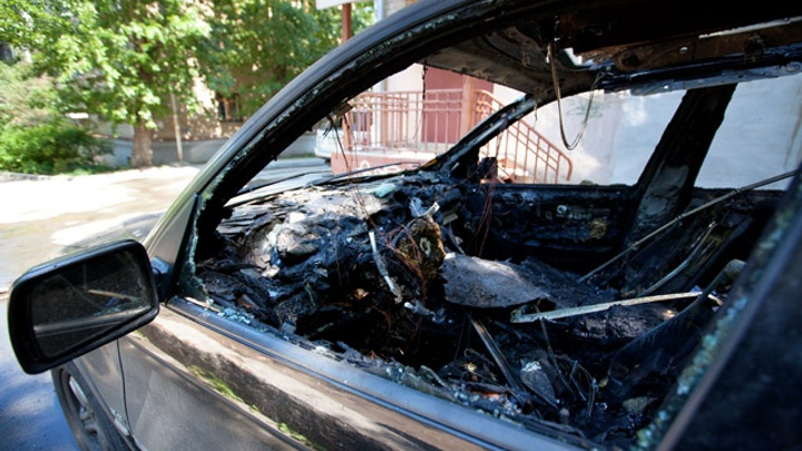 В Челябинской области сожгли четыре дорогих машины, в том числе внедорожник священника