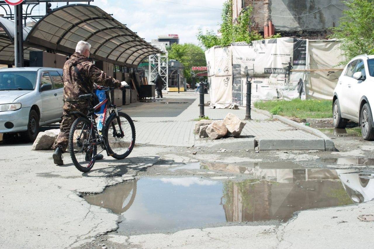 Все пешеходные зоны должны сделать на одном уровне, чтобы пешеходам и велосипедистам стало удобнее, а лужи исчезли Все пешеходные зоны должны сделать на одном уровне, чтобы пешеходам и велосипедистам стало удобнее, а лужи исчезли