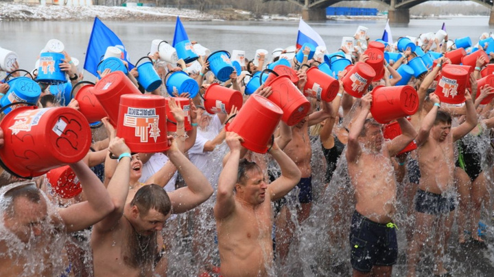 400 человек одновременно вылили на себя 4 тонны воды: в Красноярске установили рекорд по массовым обливаниям
