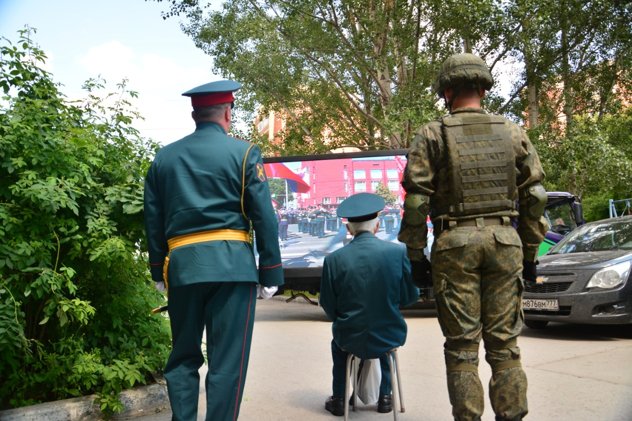 Для ветеранов организовали показы парада на огромных передвижных экранах
